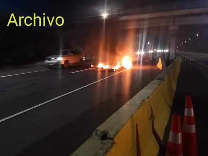 BARRICADAS ENTRE SANTIAGO Y ACONCAGUA

Tránsito interrumpido en km 36,4 El Colorado, Autopista Los Libertadores hacia Los Andes por barricadas. Avance lentom

Foto Archivo de manifestación anterior debido a cierre temporal de acceso a sus domicilios a causa de mejoras en la ruta.
