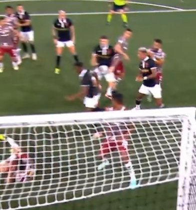 denerbmachado's tweet photo. @are_cruzmaltina Diminui a velocidade do vídeo e dei zoom no momento que a bola muda de direção, claramente bateu no quadril, mostrem pros falador que acharam mão
@are_cruzmaltina @NewsAlmirantee @newscolina
@midiavascaina https://t.co/laS86Ba7R4