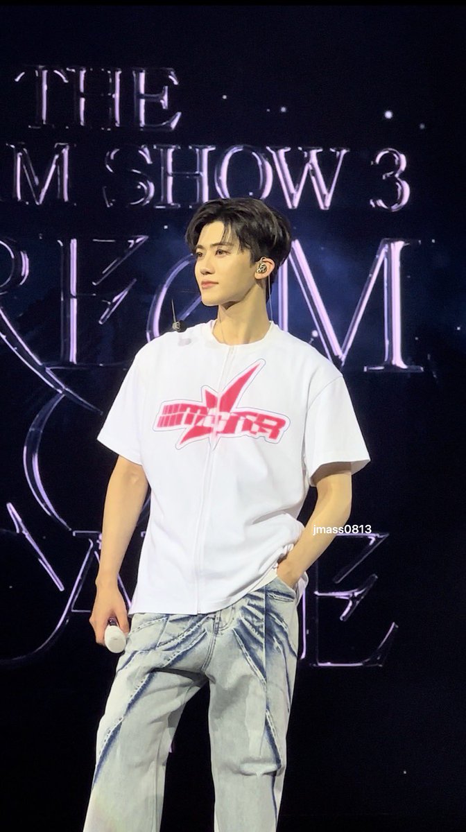 jungshasa's tweet photo. jaemin just stands there but he looks so cool... and stunning... https://t.co/H2oXvlcotb