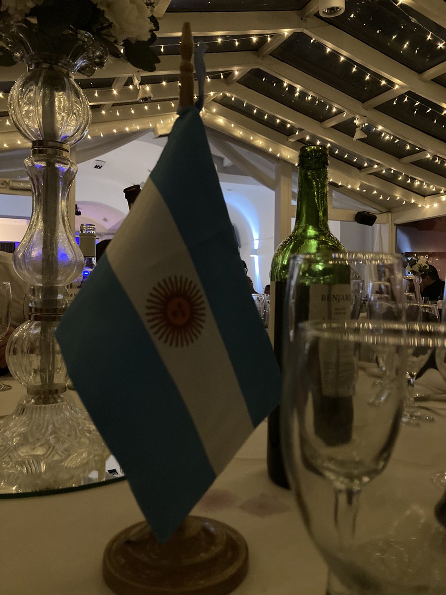 Azupuma's tweet photo. Estoy en un casamiento y me pienso robar el centro de mesa 🇦🇷 https://t.co/XNkTs7gTuD