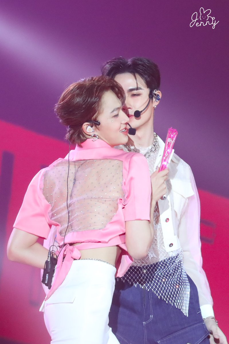 jennyyy313's tweet photo. Kiss him!!!!!🫣

 #NuNew1stConcertDay1
#NuNew @CwrNew 
#ZeePruk @zee_pruk https://t.co/bfbPY0XPoJ