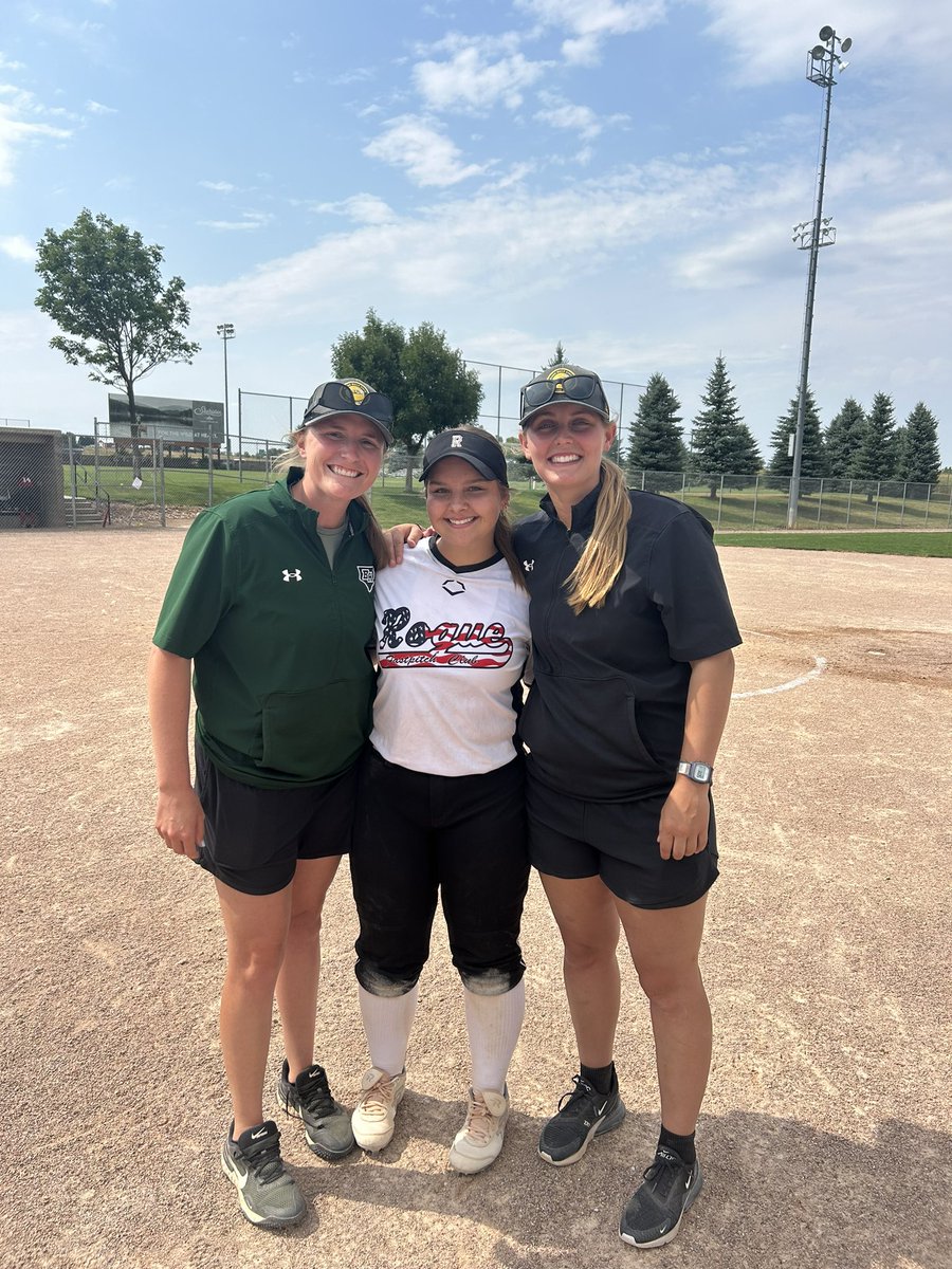daphnerogers00's tweet photo. A big thank you to @BHSUSB for hosting a great camp today! 💚💛 @AshlynEnglehorn @ROGUEFC_Fraley @CoachKayeAZ https://t.co/e6v88UD9iG