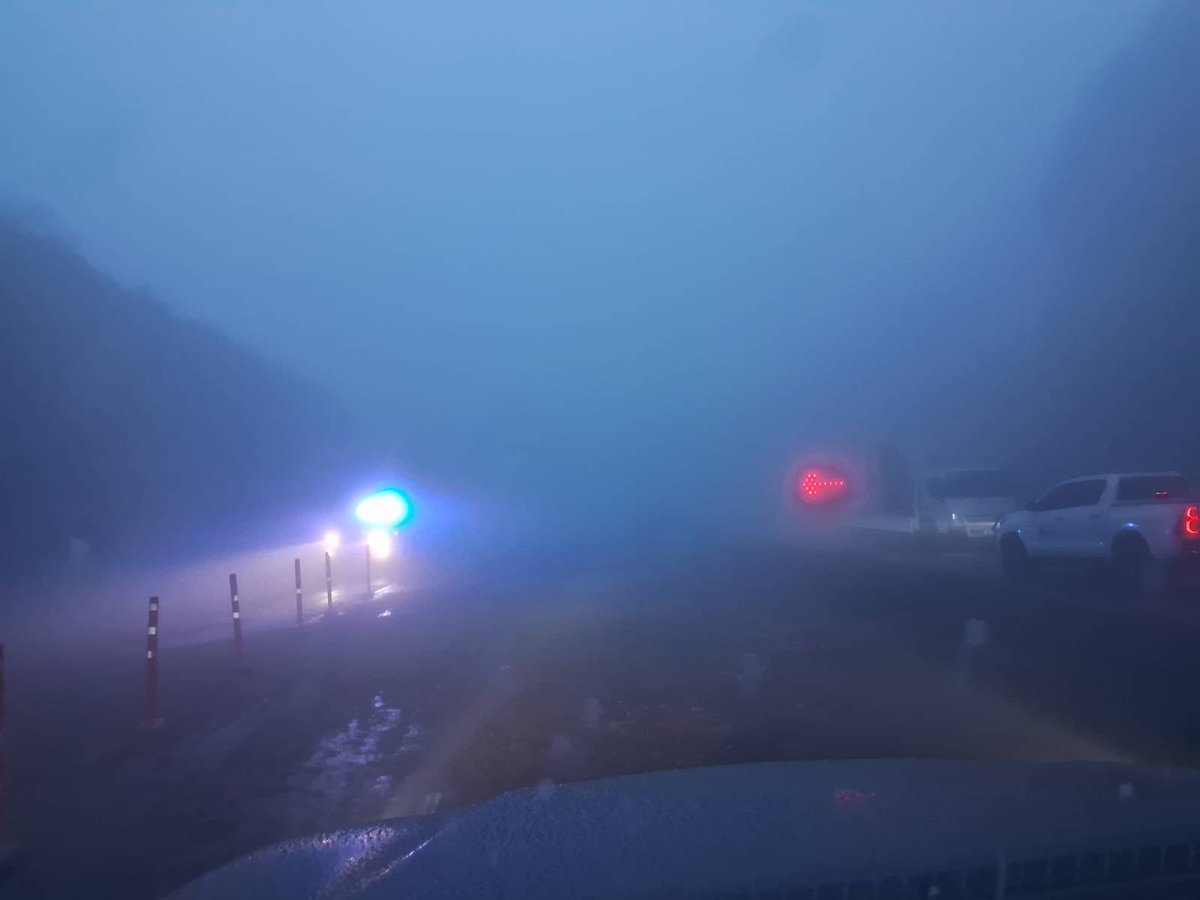 FelixSinExcusas's tweet photo. Las pruebas de tráfico fueron exitosas, pero las lluvias mostraron que es necesario proteger mejor la corona del talud, por lo que aún debe interrumpirse el paso para hacer actividades de resguardo. Estamos tomando medidas de precaución adicionales para garantizar la seguridad de los usuarios y de las obras.