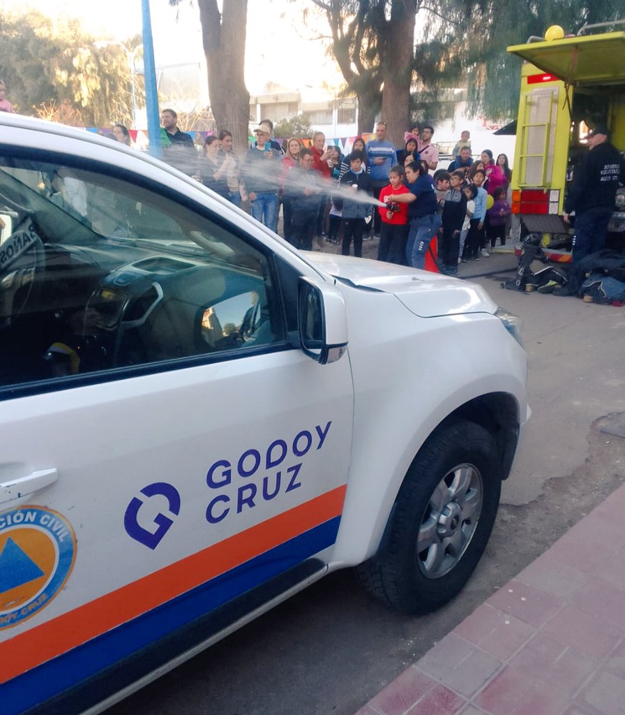 ArielFe07209357's tweet photo. Compartimos, junto a BVGC, el festejo del Día de la Niñez en el club Petroleros YPF !!!.
Pasamos un muy buen momento lleno de risas y diversión de los más peques !!!.
Gracias por la invitación !!!
#ProteccionCivilGC
#BVGC
#ValoresQueNosUnen https://t.co/O3ga7VsdAB