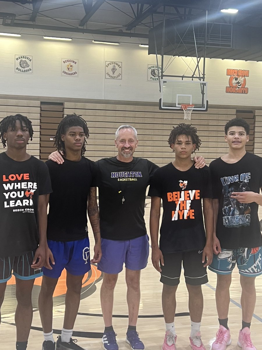 Appreciate Coach <a href="/jeremybialek/">Jeremy Bialek</a> from <a href="/HoughtonUniv/">Houghton University</a> Men’s Basketball hosting his camp at our place! Our guys worked hard and learned a lot 🖤🧡