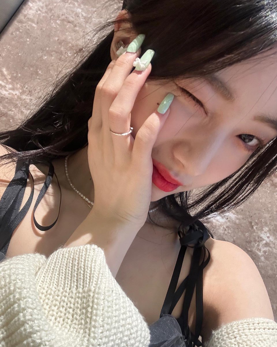 ragecstasy's tweet image. ⠀
head hurts so bad pero kailangan lumuwas to run a few errands. trying to distract myself from the pain by taking selcas is kind of effective. anyway, good morning! i hope everyone is having a better one than i am. 
⠀