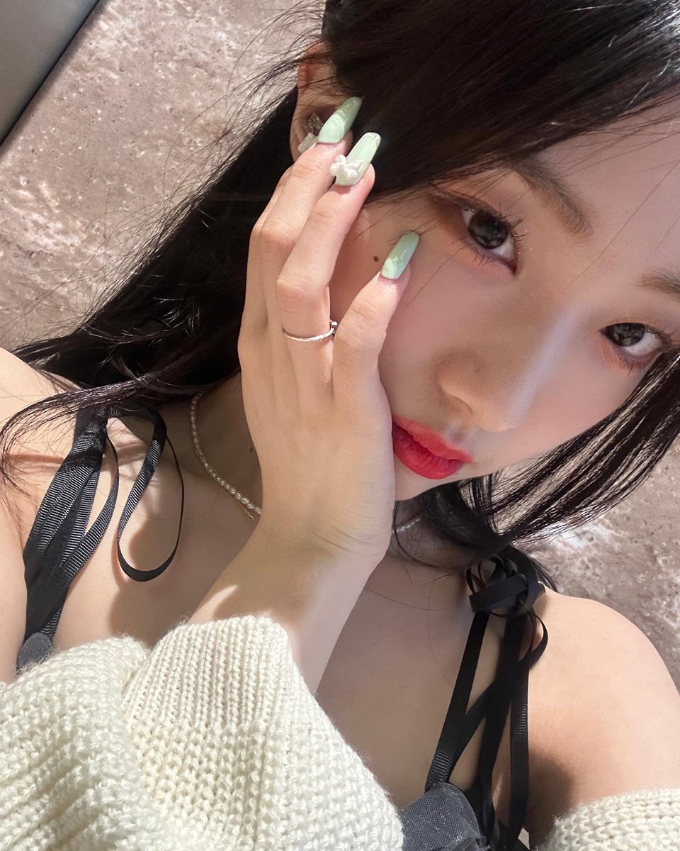 ragecstasy's tweet image. ⠀
head hurts so bad pero kailangan lumuwas to run a few errands. trying to distract myself from the pain by taking selcas is kind of effective. anyway, good morning! i hope everyone is having a better one than i am. 
⠀