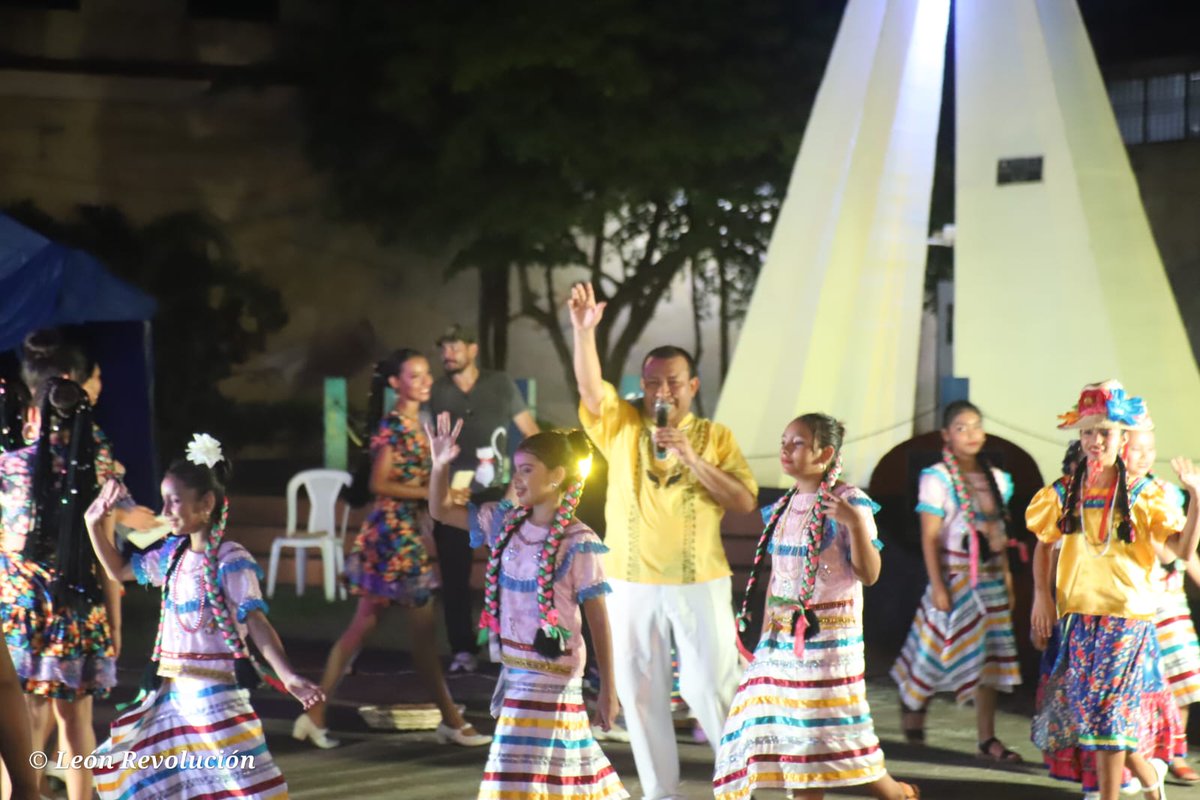 Tertulia Leonesa en nuestra Bella Ciudad Colonial,  un despliegue de cultura y tradición que se vive cada fin de semana en nuestra ciudad, esta vez las Familias Leonesas disfrutaron de un ambiente alegre dedicado a la Purisima. 🎉🥳🎉

#4519LaPatriaLaRevolucion 
#LeonRevolucion