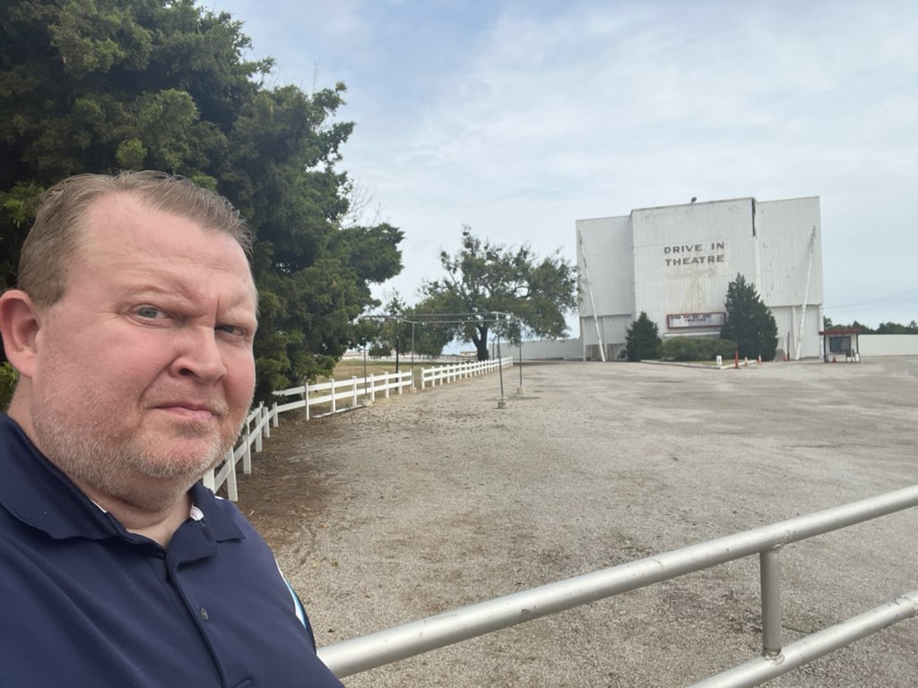 randallwright's tweet photo. This drive in theatre is one of the filming locations to the “96 classic, “Twister.” Tonight is a special showing to its stand alone sequel, “Twisters.” 🎬🎥🍿🎦📽️
#ifyoufeelitchaseit https://t.co/4YeWIKagJn