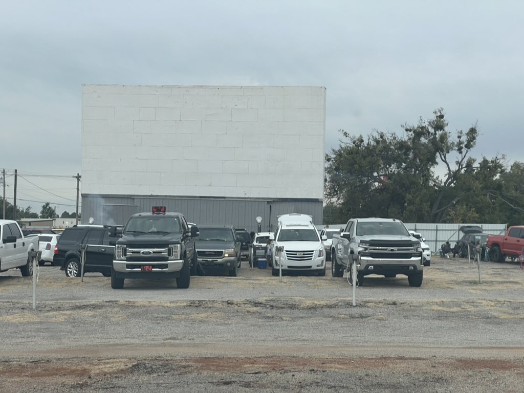 randallwright's tweet photo. This drive in theatre is one of the filming locations to the “96 classic, “Twister.” Tonight is a special showing to its stand alone sequel, “Twisters.” 🎬🎥🍿🎦📽️
#ifyoufeelitchaseit https://t.co/4YeWIKagJn