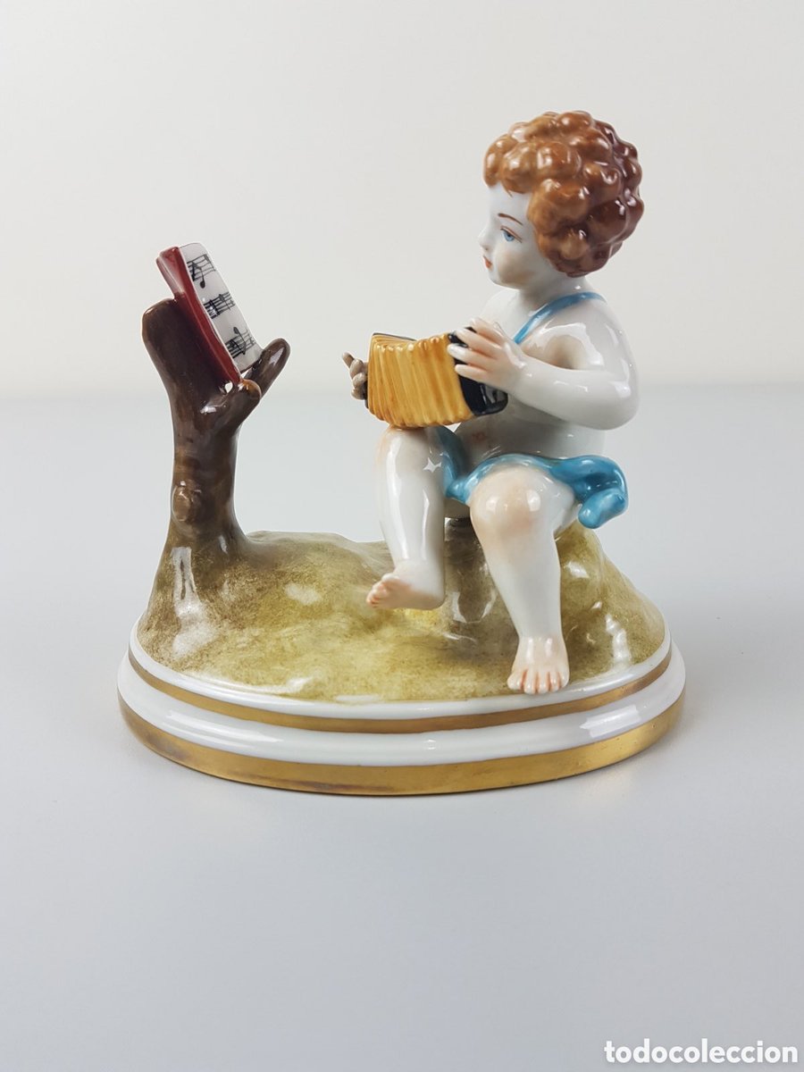 _agentsmith's tweet photo. 13) Angelito tocando el acordeón de porcelana. Sin daños. https://t.co/jrLY2EcnMm