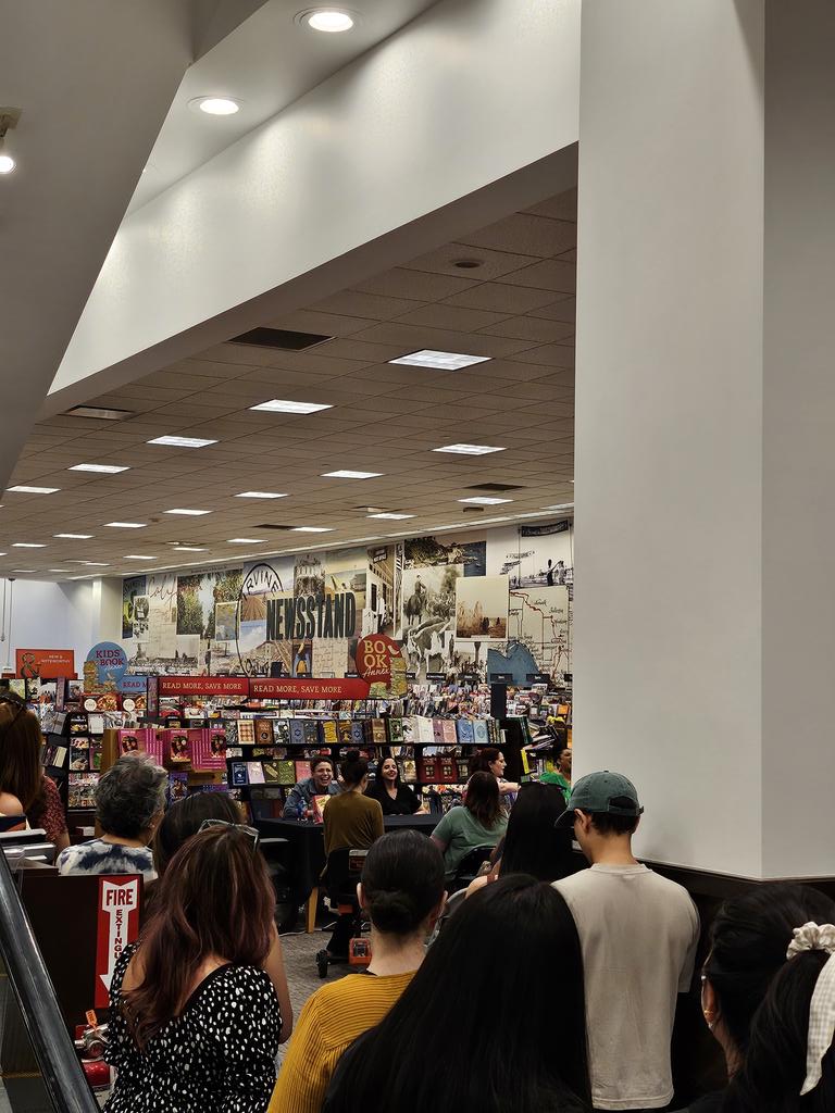 "الشريك الأدبي" في أحد فروع مكتبة بارنز أند نوبل الواسعة الانتشار في الولايات المتحدة: أربع كاتبات جئن للحديث عن كتاب مشترك قام الحضور بشراء نسخ منه والحصول على التوقيع. لاشك أن الاختلاف كبير بين النظامين لكن ماتزال مكتباتنا بعيدة عن فكرة استقطاب المؤلفين للتوقيع.