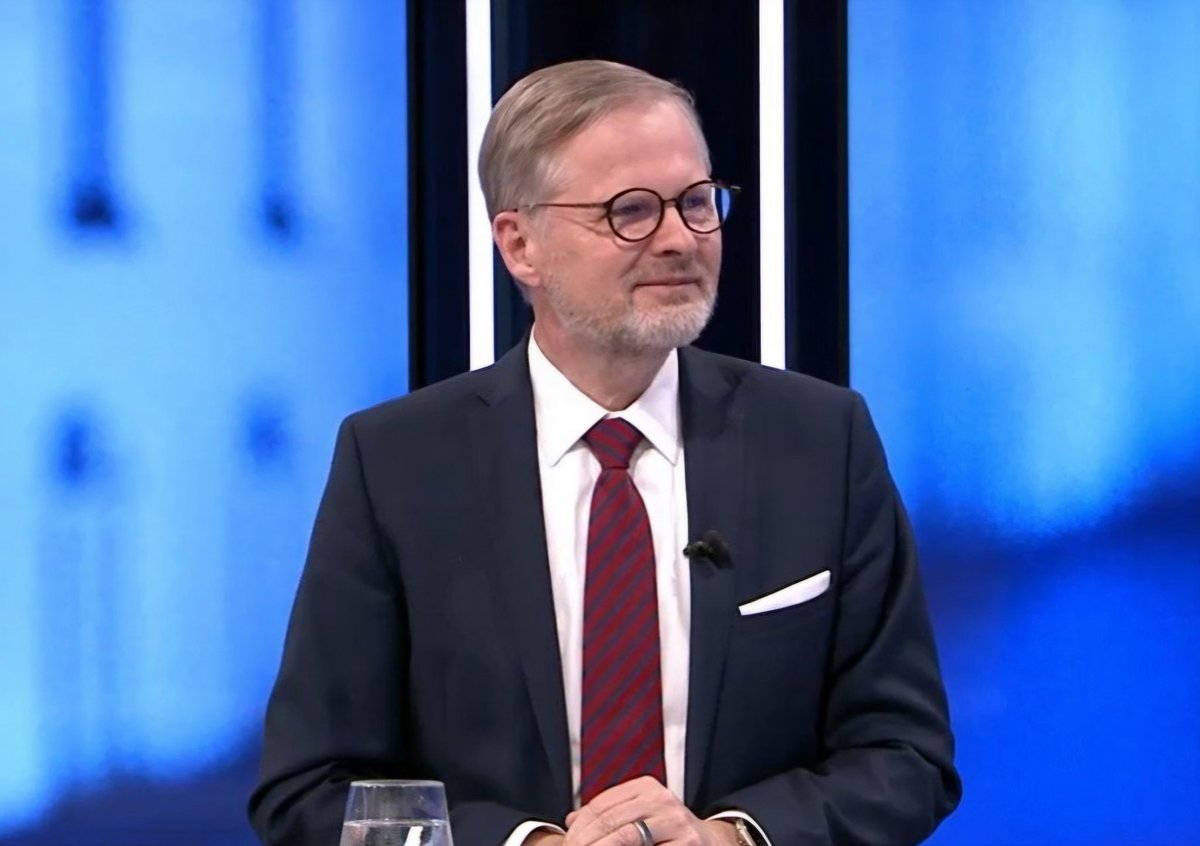 PeulnaMarkvart1's tweet photo. Často čtu komentáře proč prostě Fiala Bartoše za ten průser na stavebních úřadech neodvolá? Já se vám to pokusím vysvětlit.  Proč by měl odvolávat Bartoše za komplet zastavené stavební řízení a s tím spojené stamilionové škody každý den, když mu nevadí ministr zdravotnictví, který přes dva roky neumí sehnat základní léky?🤔 Nevadí mu ani ministr vnitra, který přes šifrované telefony komunikoval s mafiánama,  kteří skončili ve vazbě a nyní stojí před soudem. Nevadilo mu ani, že má plnou odpovědnost za policii,  která chybovala v tom co předcházelo střelbě na FF a v důsledku čehož zemřelo 14 studentů. Nevadí mu ministr práce, který v době,  kdy celý národ truchlil tak on pařil do 4 do rána na Vánočním večírku, kde vylitý jak váza hrál na tubu a juchal na Michala Davida a pak o tom měsíc veřejně lhal. Nevadí mu ministr průmyslu díky kterému máme již přes dva roky suverénně nejdražší ceny energií v celé Evropě a jako jediná země jsme co se hospodářské úrovně pořád před rokem 2019. Nevadila mu ani nominace čistokrevného podvodníka Tuleji na post ministra pro vědu.  Kdyby to Tuleja sám nepoložil Fiala by jeho jméno odnesl na hrad. Nevadí mu starosta za ODS Novotný,  který je dvojnásobně pravomocně odsouzený zločinec a který je autorem nejhoršího statusu v dějinách sociálních sítí na adresu onkologické pacientky. A co je úplně nejhorší tak mu vůbec nevadí, že on sám je premiér s 2% důvěrou obyvatel, což je nejhorší na světě a nevadí mu se na sebe každé ráno přes všechny ty lži které produkuje podívat do zrcadla.🤷‍♀️ Takže proč by měl vadit nějaký Bartoš...🤔🤷‍♀️