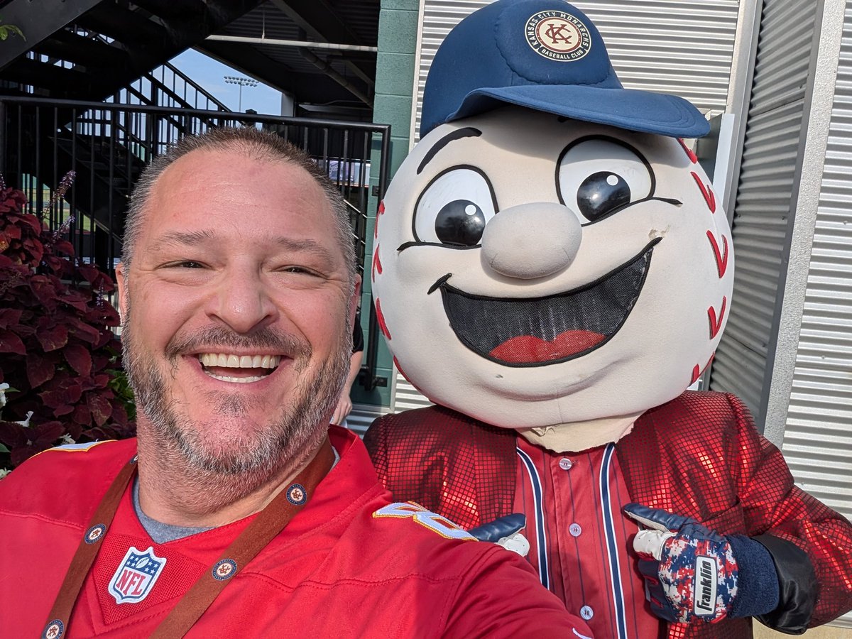 ChrisKamler's tweet photo. Final score didn't cooperate, but Kansas SWIFTIE Night was a HUGE success. 4,100 of you came out to watch!

Great job @kscitymonarchs https://t.co/L8iHenXgXi