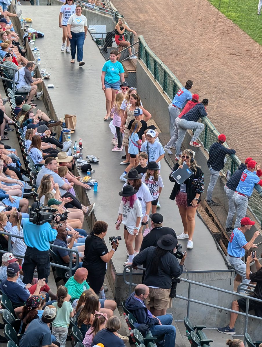 ChrisKamler's tweet photo. Final score didn't cooperate, but Kansas SWIFTIE Night was a HUGE success. 4,100 of you came out to watch!

Great job @kscitymonarchs https://t.co/L8iHenXgXi
