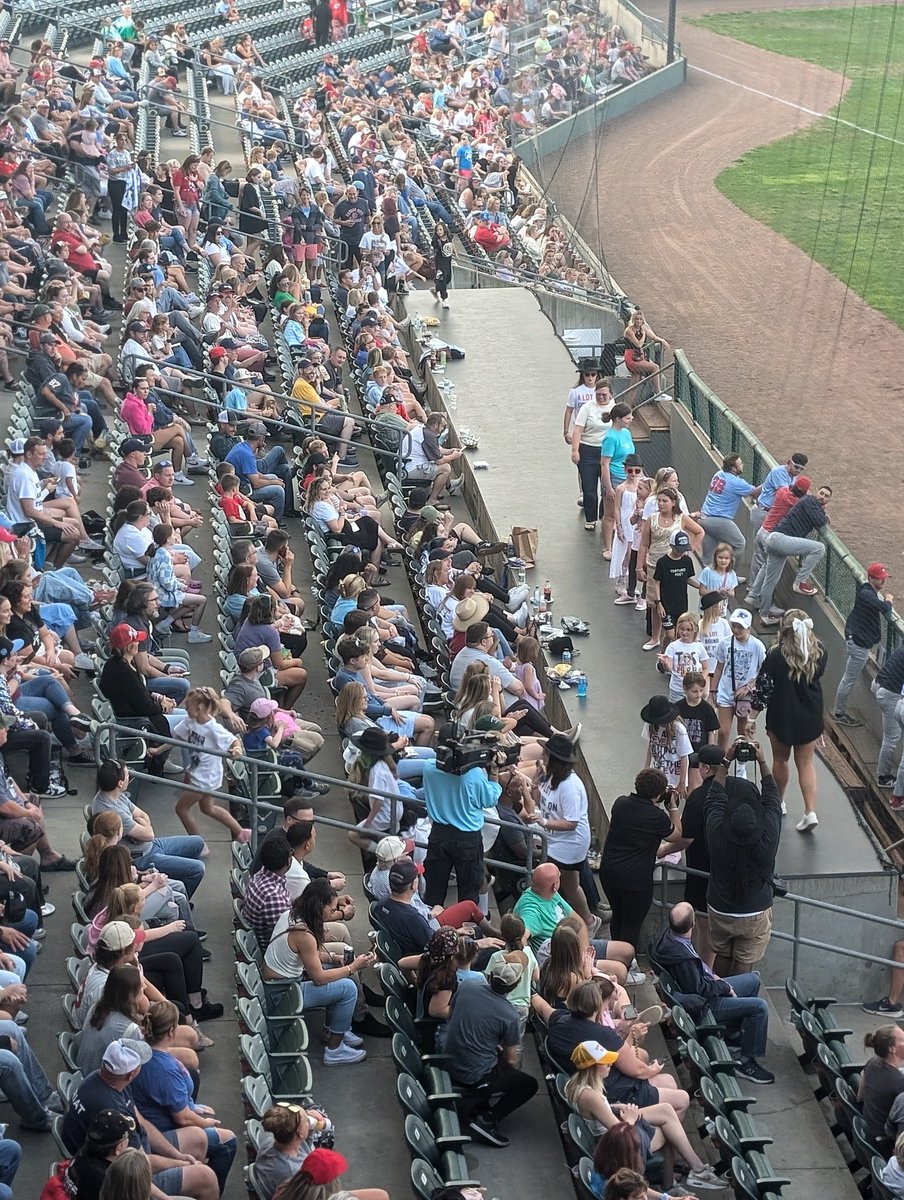 ChrisKamler's tweet photo. Final score didn't cooperate, but Kansas SWIFTIE Night was a HUGE success. 4,100 of you came out to watch!

Great job @kscitymonarchs https://t.co/L8iHenXgXi