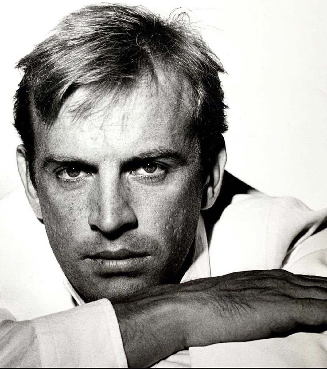 markthannah's tweet photo. The immortal Ian Charleson would have been 75 today.
Ian and I were born in the same room on a Restalrig backstreet, our families both lived on Restalrig Road, we both graduated from LAMDA precisely 50 years apart, my flat in Hammersmith is 2 streets from his. My all time hero. https://t.co/Gb8H2mWV7o
