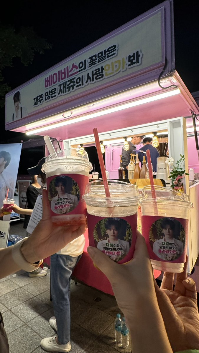 snowiris0601's tweet photo. 중고딩 공방뛸때 생각나서 죠하브러 ٩(ˊᗜˋ*)و 매번 혼자였지만 이번에 만난 베이비스님들 애기같고 귀엽고 다덜 오빠를 향한 예쁜마음들👶🤍 https://t.co/ZeShsDVqx7