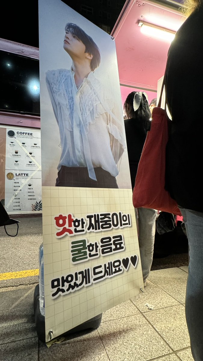 snowiris0601's tweet photo. 중고딩 공방뛸때 생각나서 죠하브러 ٩(ˊᗜˋ*)و 매번 혼자였지만 이번에 만난 베이비스님들 애기같고 귀엽고 다덜 오빠를 향한 예쁜마음들👶🤍 https://t.co/ZeShsDVqx7