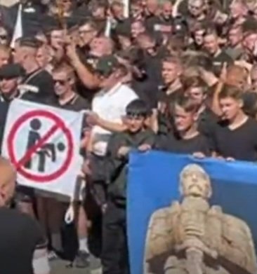 olekloss's tweet photo. 2 / Für "Schönheit" und #Privateigentum und gegen "das Vulgäre" im Kampf vereint?
#AchitekturRebellion #Barthel #EdenFest #rechteRäume https://t.co/4QXCxJQXCF