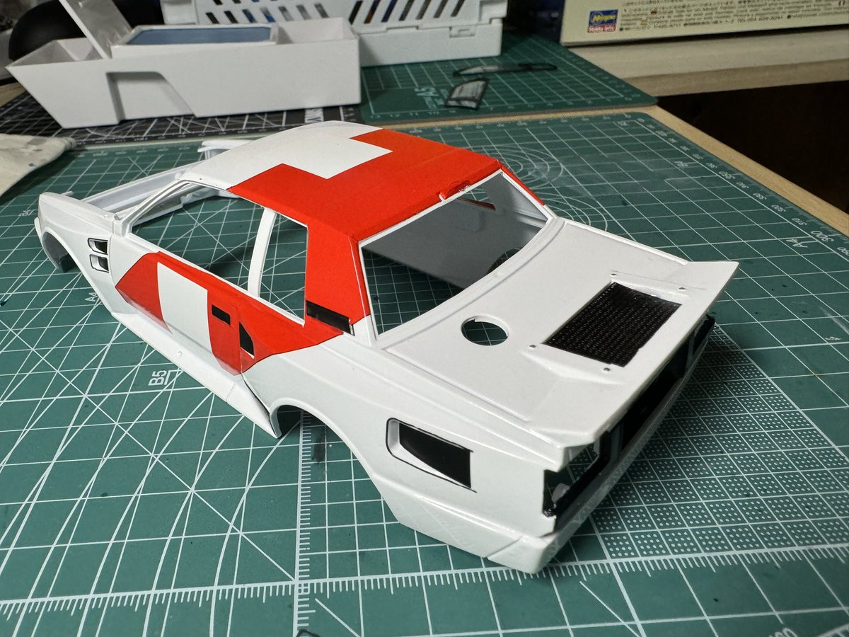 kiyobinbo_1971's tweet photo. セリカTA64
リヤガーニッシュ塗装し、デカールを貼り進めました
エッチングパーツはネット部分とサイドウインドウに
サイドウインドウは質感出て効果的ですね🎯
TA64のかっちりしたクーペスタイル‼️好きなんですよね❤️
#プラッツ
#nunu
#トヨタ
#セリカ
#TA64 https://t.co/caaPMpNYwU