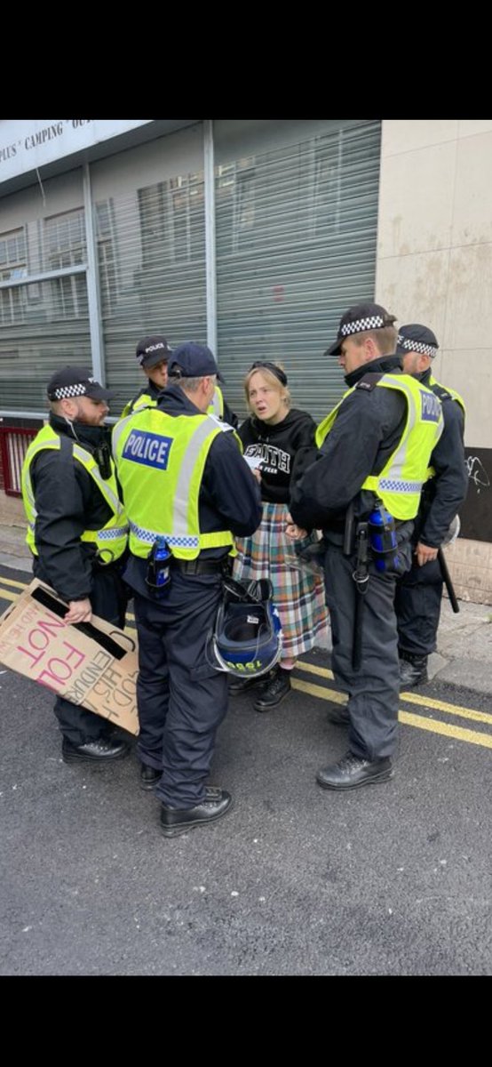 🇬🇧 Woman in Newcastle allegedly arrested for holding a sign peacefully in public saying:-

‘Fight The Government Not Each Other’

Britain is the New North Korea