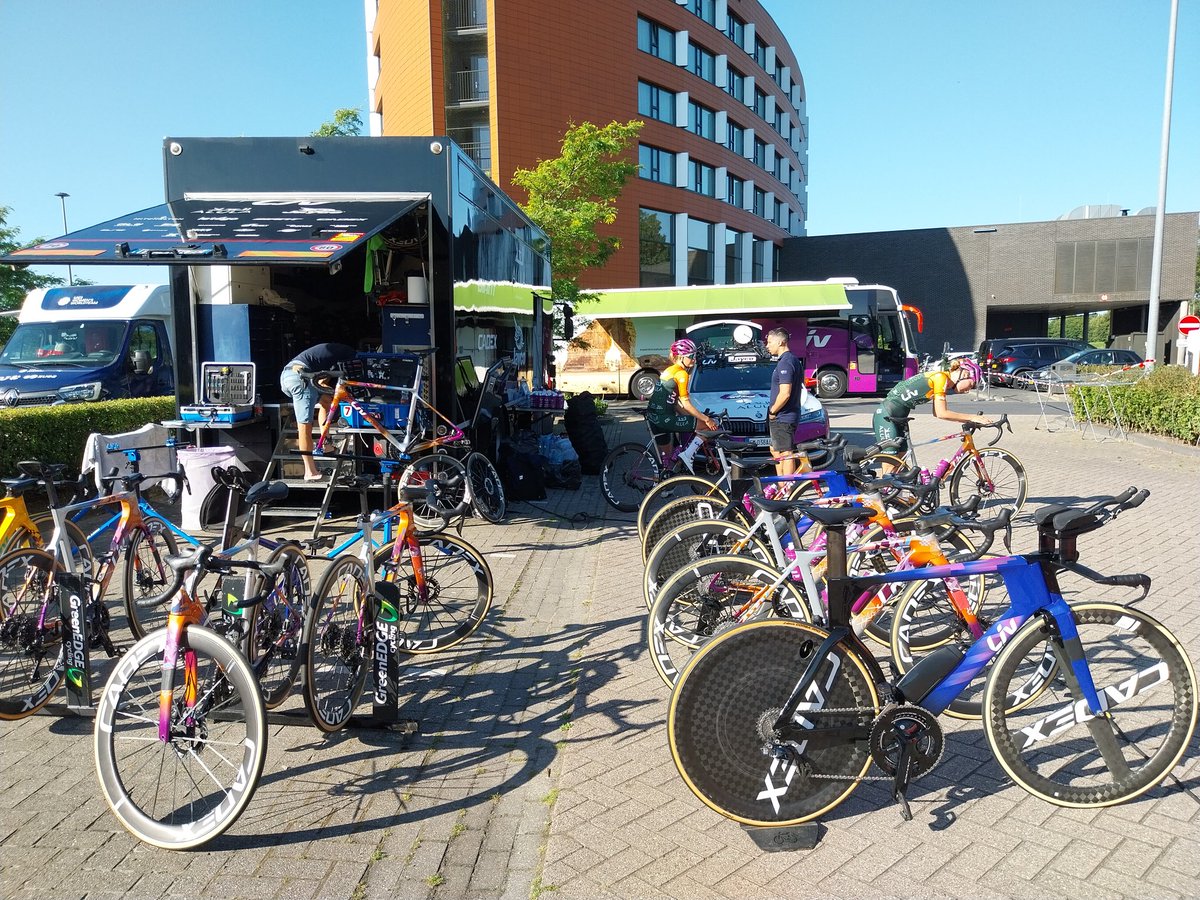De equipe oftewel het team van de Tour de Femmes verblijft in het Van der Valk Hotel in Ridderkerk. Dus mijn partner Francis krijgt het druk vandaag!