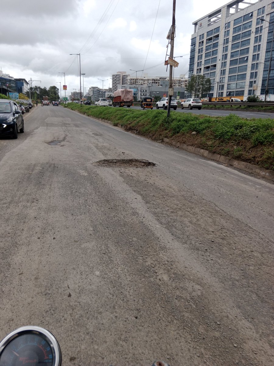 paras_sona16913's tweet photo. Respective @PMOIndia @CMOMaharashtra
Wakad roads are so bad, even GPS is considering a career change!
If potholes were a sport, we'd be Olympic champions! 🥇🏆
Let’s fix these roads before we start handing out helmate and knee pads
#WakadWoes #RoadsNotRivers #HelpUsOutHere https://t.co/Hukb2TEyNw