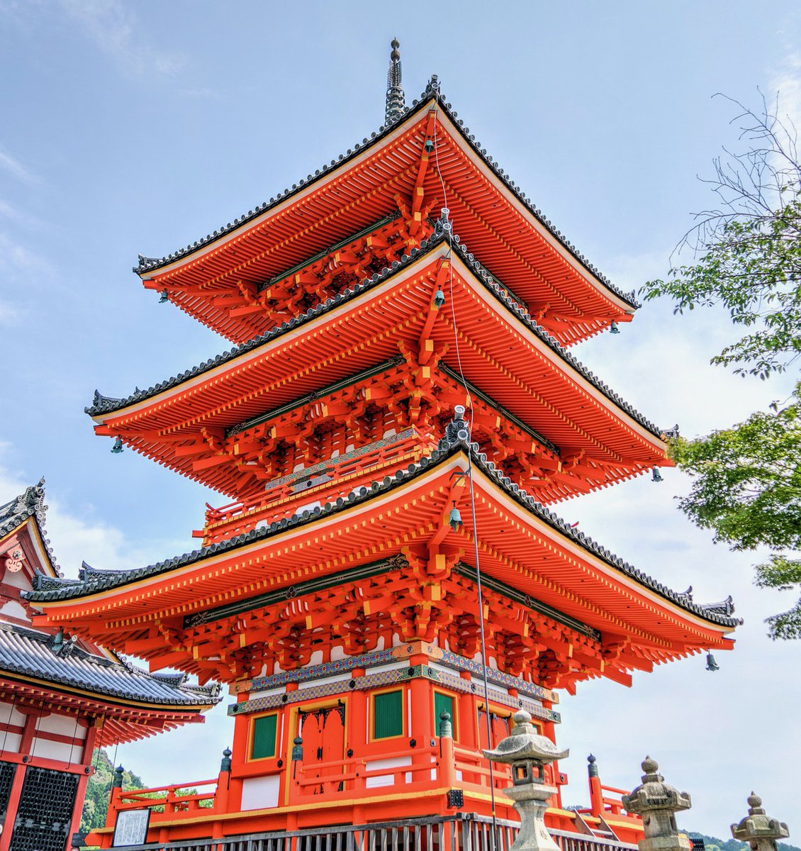 wowplacesde's tweet photo. #Tokio ist chaotisch. Vom hektischen Treiben in Shibuya, wo Menschenmassen an der berühmten Kreuzung ineinanderfließen, bis hin zu den ruhigen, fast meditativen Gärten wie dem Shinjuku Gyoen, bietet die Stadt eine atemberaubende Vielfalt:  https://t.co/saGEE7CkVG #travel #reise https://t.co/WYpb47z2eu