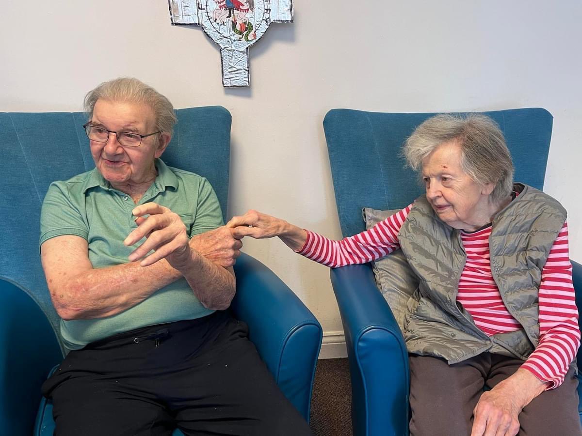 AugustaCourt's tweet photo. Presence of others is very important to our https://t.co/93FNVfKiFh is good to have someone to share good times with,have a hug,hold hands and have a chat 😊 #FriendsAndFamily  #Goodtimes #feelgood https://t.co/PCeJDYJPaL