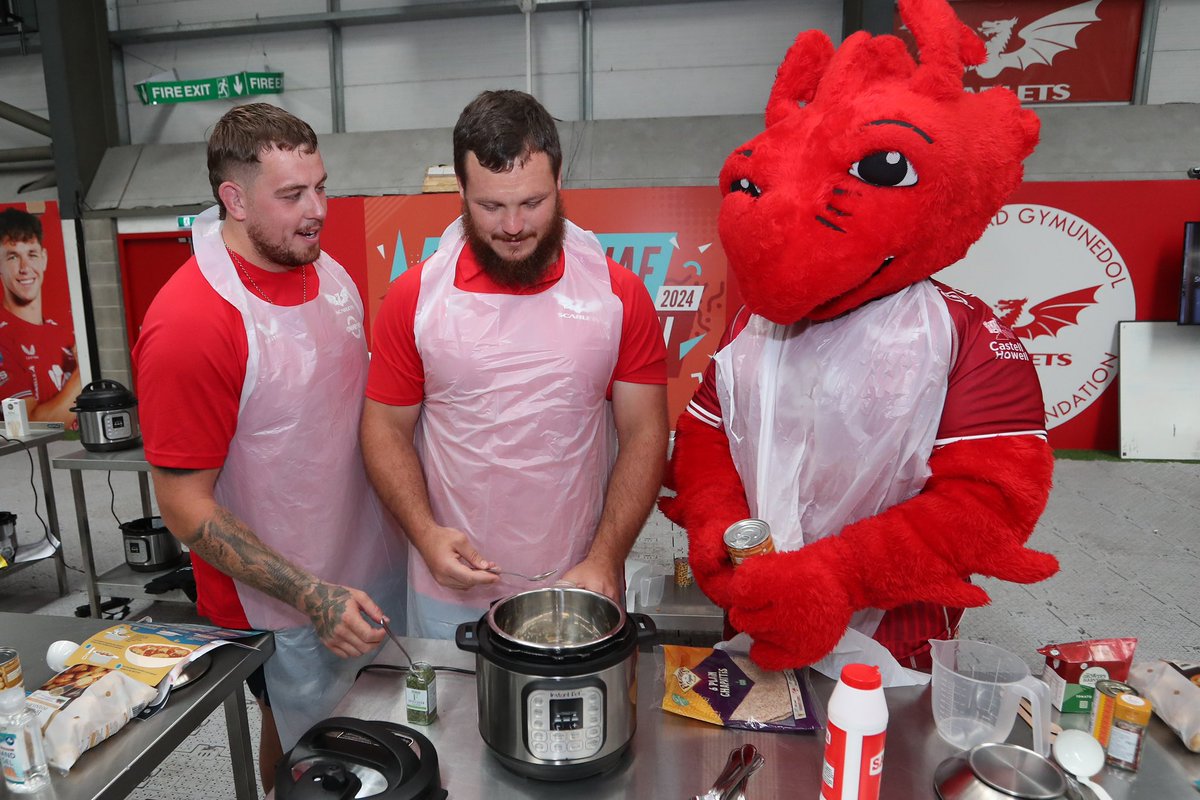 CymunedScarlets's tweet photo. A brilliant day in partnership with @heriomultiply for our summer of fun family fun day,A big thank you to @scarlets_rugby players 

Diwrnod arbennig heddiw yn ein Diwrnod hwyl teuluol yn cydlynnu gyda @heriomultiply - braf I weld y plant i gyd yn mwynhau gweithgareddau gwahanol. https://t.co/MryfkAa7Jy