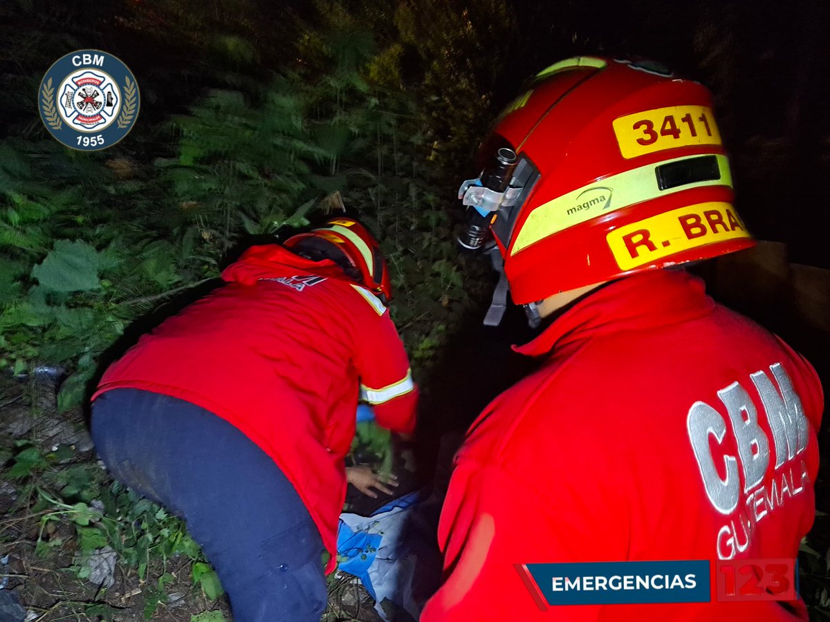 #EMERGENCIAS123|#AccidenteDeTransito

🚨 Accidente de motocicleta🚨
Se confirma que el conductor de la motocicleta ya no cuenta con signos vitales paramédicos de <a href="/bomberosmuni/">Bomberos Municipales</a> dan aviso a las autoridades para resguardar el lugar