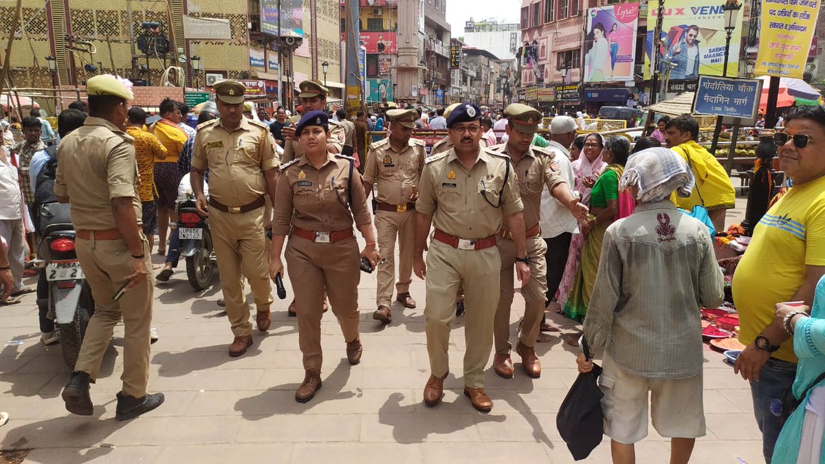 श्रावण मास के दृष्टिगत पुलिस उपायुक्त काशी महोदय एवं स्थानीय पुलिस बल की उपस्थिति मे मुझ #ACP_Dashaswamedh_Vns द्वारा सर्किल क्षेत्रअंतर्गत श्री काशी विश्वनाथ मंदिर के आसपास श्रद्धालुगण के सुरक्षा-व्यवस्था के दृष्टिगत नियमित रूप से भ्रमणशील रहकर सतर्क दृष्टि रखी जा रही है।