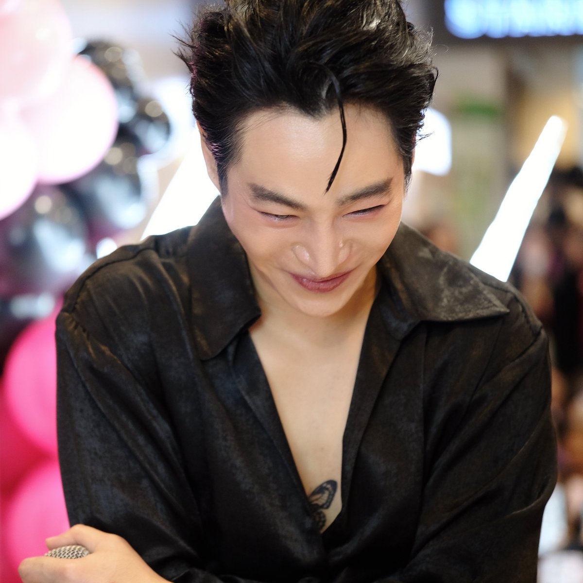 Palit_Official's tweet photo. 📸 มาๆ โหมดที่นุชesร่ายมนต์เสียงกรี๊ดนั้น...
เฮียก็คือ..... @peckpalit #PeckPaLitChoke #เป๊กผลิตโชค 

วนอยู่ในตึกต่อ #HAPPYPALITDAY2024

คิมถ่ายไม่ได้เยอะน้าาา กลัวไลฟ์จะสั่นเด๋ยวนุชหน้าจอจะไม่ฟิน 55555 https://t.co/mFEPxXhS7U
