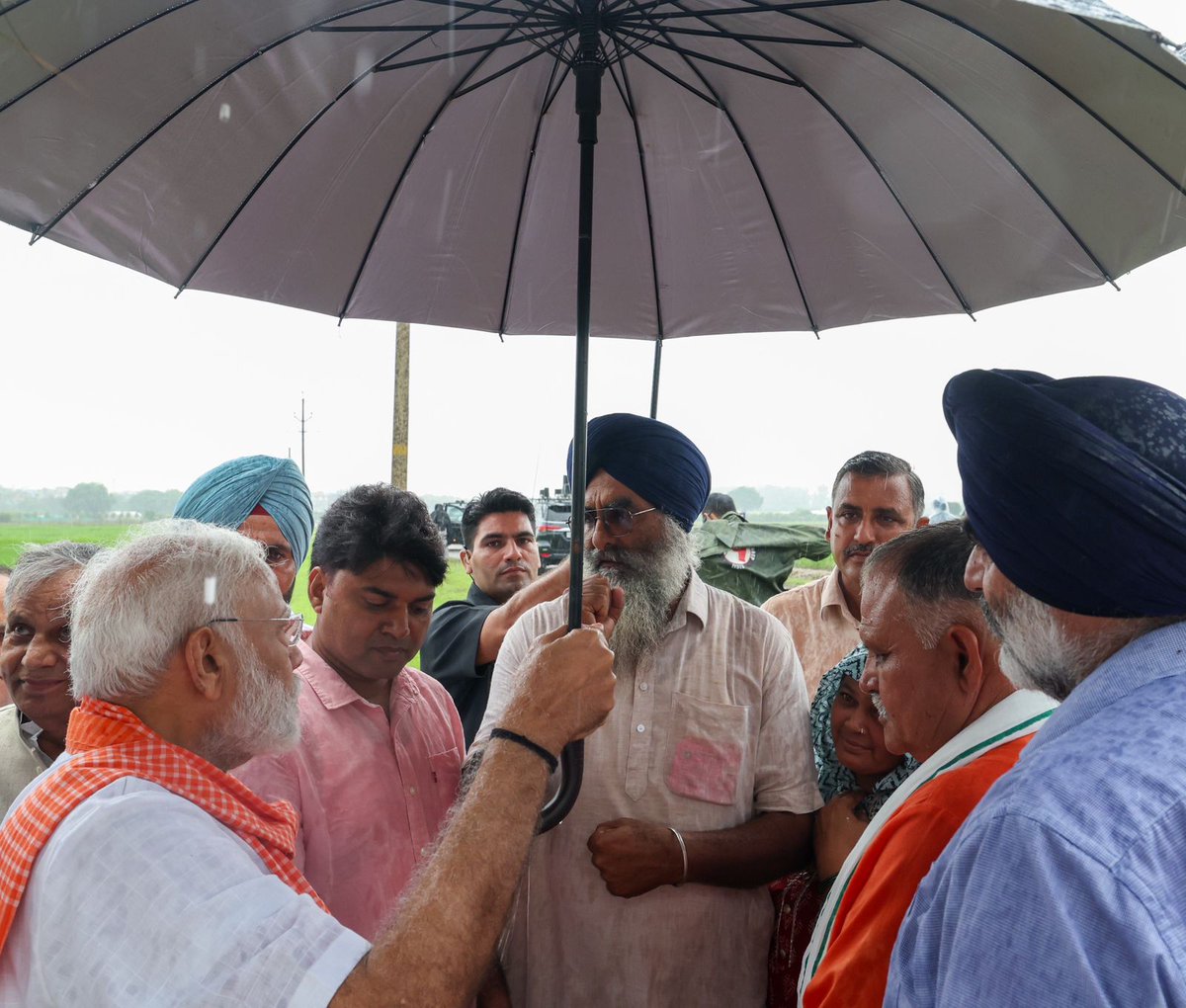 Truth_Unplugged's tweet photo. किसानों को खुद छतरी लेकर बारिश से बचाते पीएम @narendramodi, ठीक वैसे ही जैसे कोई परिवार का मुखिया अपने परिवार के सदस्यों की हर दुख से रक्षा करता है 🙏
#PMModiWithFarmers https://t.co/DFJaHnRgFu