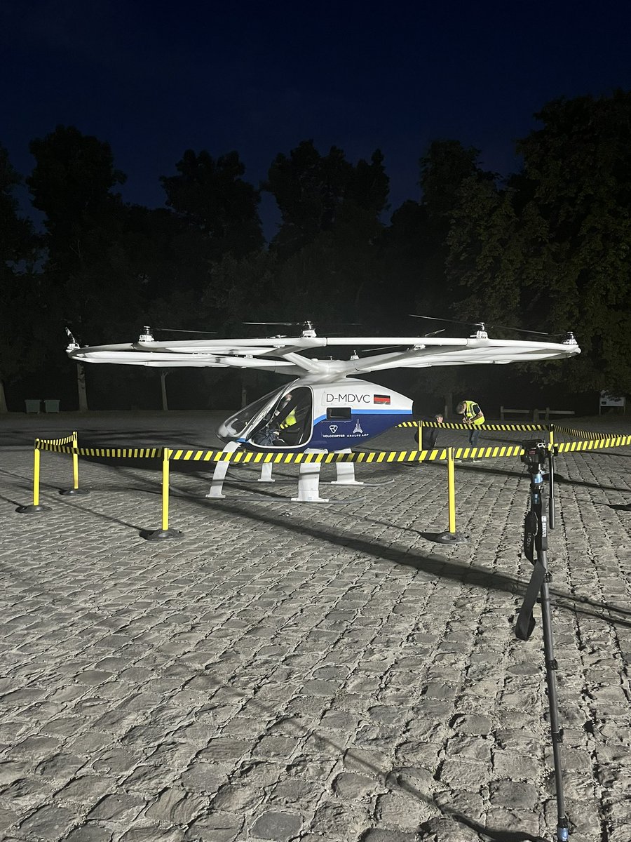 Au grand Trianon à <a href="/CVersailles/">Château de Versailles</a> on se prépare pour l'envol du <a href="/volocopter/">Volocopter</a> avec le support du <a href="/GroupeADP/">Groupe ADP</a>