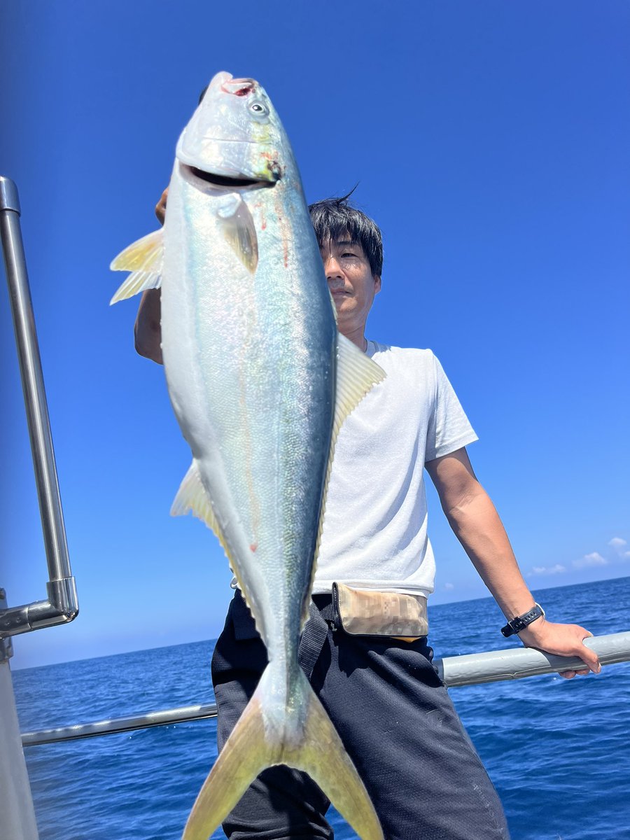 nishitaka1091's tweet photo. 今日は久しぶりにジギング〜😇
ワラサはいい感じに釣れてくれました🤭
グッドなヒラマサも‼︎
そこになんか真鯛もー😳
灼熱の中、大変お疲れ様でした🙇‍♀️
明日以降、空き多数です😢
ご予約お待ちしております。
沙霧丸　西　09062580298
#ジギング　#ブリ　#ワラサ　#ヒラマサ　#MASHIO  #菜の花 https://t.co/z99cxf0x8F