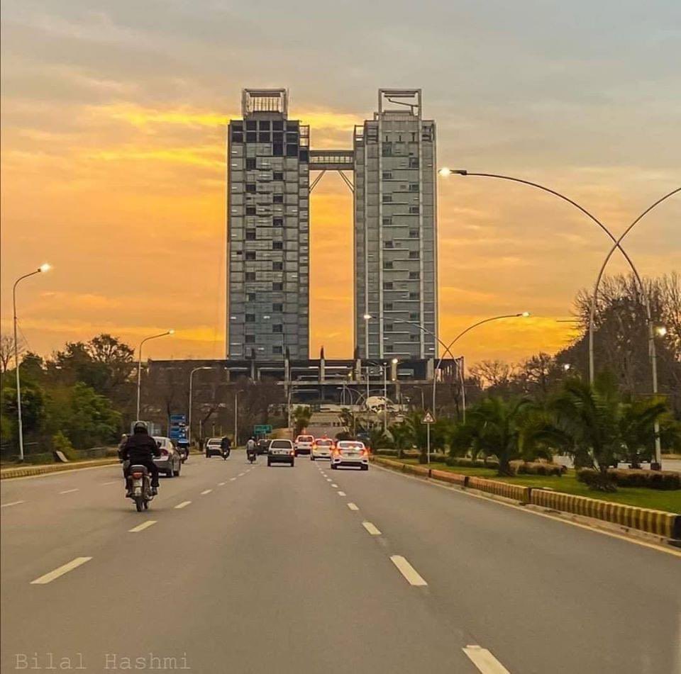 RShahzaddk's tweet photo. یہ گرینڈ حیات ٹاور ہے کل منصور علی شاہ نے کہا کہ سپریم کورٹ کے فیصلے کو کوئی جائزہ نہی لے سکتا ہے یہ ٹاور اس ملک میں سپریم کورٹ کے کالے ترین فیصلوں کی علامت ہے شاہرہ دستور اس ملک کی مہنگی ترین اور حساس ترین جگہ یہ تیرہ ایکٹر کا پلاٹ ایک سیون سٹار ہوٹل بنانے کے لیے سی ڈی اے نے لیز پر سستہ ترین دے دیا  وہ رقم بھی کمپنی نے ادا نا کی اور جنہیں دیا انہوں نے ہوٹل کے بجائے رہائشی فلیٹ بنا دئیے عمران خان سمیت سپریم کورٹ کے ججوں اور دیگر  طاقتور لوگوں  کے اسمیں فلیٹ تھے اور اسلام آباد ہائی کورٹ نے اس پر پابندی لگائی مگر ریٹار ہونے سے ہفتہ قبل ثاقب ناسور نے اعجازلاحسن کی مدد سے اس کا عجیب فیصلہ دیا اور کہا مجھے رات خواب میں آیا کہ پندرہ ارب میں یہ کیس طے کر دوں اور مزے کی بات آج تک اس کمپنی نے پندرہ ارب بھی نا دئیے اس طرح یہ سپریم کورٹ اس ملک کو بیچتی رہی ہے اور ان ججوں کے دعوے دیکھو