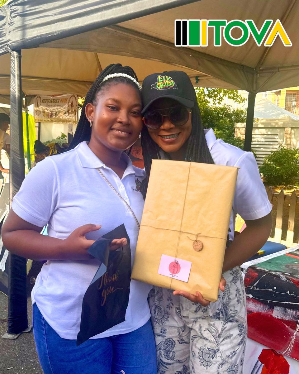 Tova_Hamilton's tweet image. Feeling the love! ❤️ 

Huge thanks to @chenelle_designs for this beautiful painting! 🎨 It was a pleasure meeting her at the #LIVGUDExpo. Want your own masterpiece? Contact her at 876-874-3812! 

#SupportLocalArt #Jamaica #TrelawnyNorthern