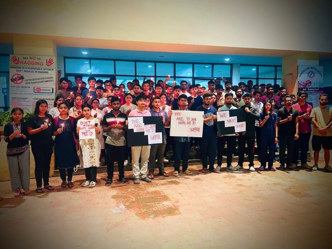 Indian__doctor's tweet photo. #BengalHorror 
Doctors of #Agartala GMC #tripura hold a candle march in remembrance of a female doctor, who was sexually assaulted and murdered on the premises of #RGKarMedicalcollege &amp; adminstration was trying to convert it into suicide  #Kolkata
#medtwitter  @MamataOfficial https://t.co/E5BRVgHL9u