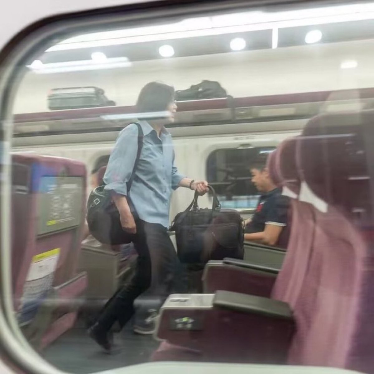 瞎扯，退休總統的安保是非常嚴格的，蔡英文就喜歡搞這些表演，上次是一個人在小餐館吃牛肉麵。長久來看，蔡英文 對台灣秩序的破壞，要比馬英九更大。馬英九是認賊作父，蔡英文是認魔鬼做爹。