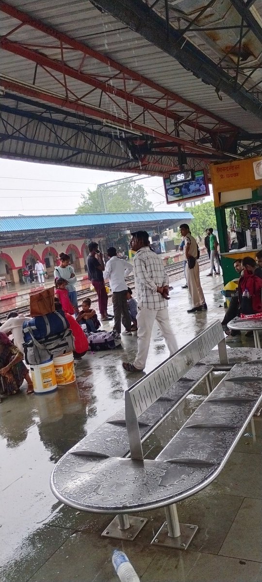 Mahanarayan's tweet photo. @drm_dli 
@RailwaySeva 

बारिश के दौरान बहादुरगढ़ रेलवे स्टेशन का हाल 

कृपया इस पर विशेष ध्यान दिया जाएं ताकि यात्रियों को परेशानी से जूझना न पड़े https://t.co/5uh8O2ibcs