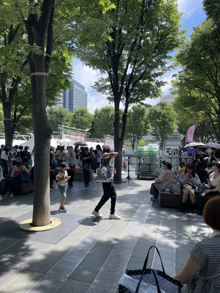 kisi0204's tweet photo. @RKA93297214 ありがとうございます！
こちらに青地に黄色の花柄の浴衣でおります！ https://t.co/PW34Ah6q2x