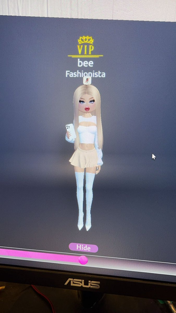 Axro747's tweet image. theme on dress to impress was “instagram model” so i did sophia diamond @film_cooper 🤍