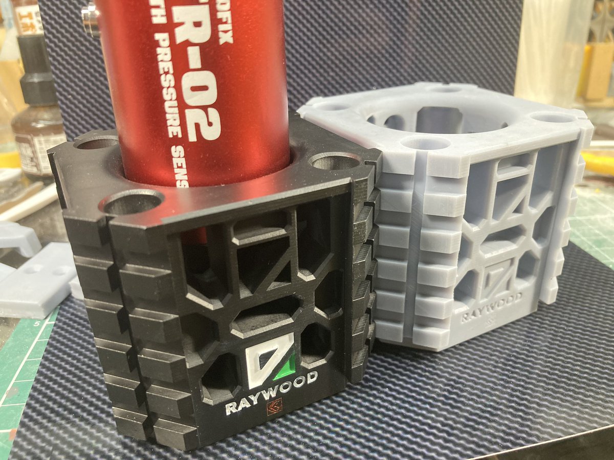 mizukitakumi's tweet image. RAYWOOD TR-02用のホルダースタンド作ってみた。
連結できるようにしたので何個も並べられる。
TR02めちゃくちゃ使い勝手がいい上にハンドピース自体が高性能なので満足度高い！しかも安い！
色違いで3個くらい揃えたいな。
公式サイト限定カラーとかある！ほしい！
#RAYWOOD
#PROFIX