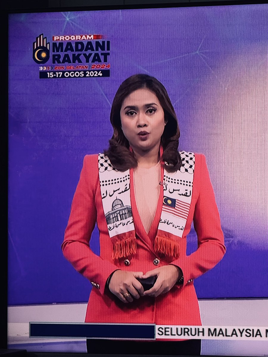 eqinLY's tweet photo. @RTM_Malaysia, tolonglah buat wardrobe checking sebelum live. 😵😵‍💫 https://t.co/HoHi65NGzO