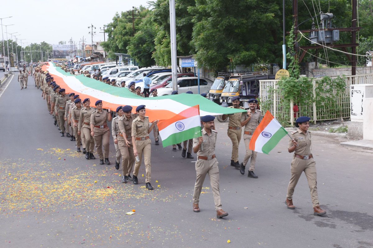 #HarGharTiranga2024 અભિયાન અંતર્ગત ૩૦૦ મીટરના રાષ્ટ્રધ્વજ સાથે ભુજના જ્યુબિલિ ગ્રાઉન્ડ મઘ્યેથી ભવ્ય #TirangaYatra નો માન. સાંસદશ્રી દ્વારા મહાનુભાવોની ઉપસ્થિતિમાં પ્રારંભ કરાયો. વિદ્યાર્થીઓ અને જવાનોના દેશભક્તિના નારાથી શહેરના મુખ્યમાર્ગો ગુંજી ઉઠ્યા.
#HarGharTiranga
<a href="/CMOGuj/">CMO Gujarat</a>