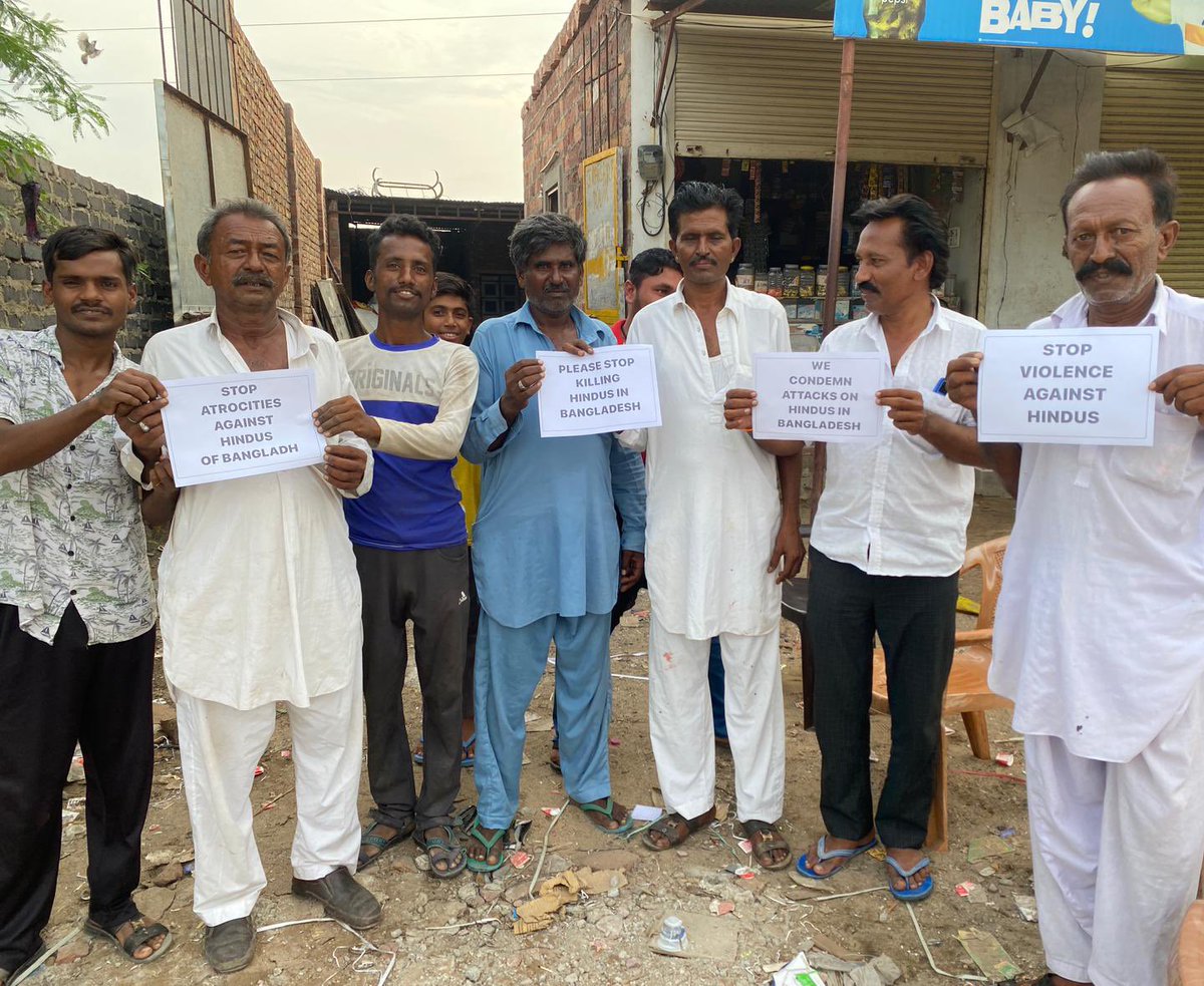 swati_gs's tweet image. Who can understand the plight of being Hindus in Bangladesh better than Hindus from Pakistan? 

These are refugees living in Jodhpur voicing their protest against the ongoing targeted violence in Bangladesh

Let the political events in Bangladesh not further scare away their…