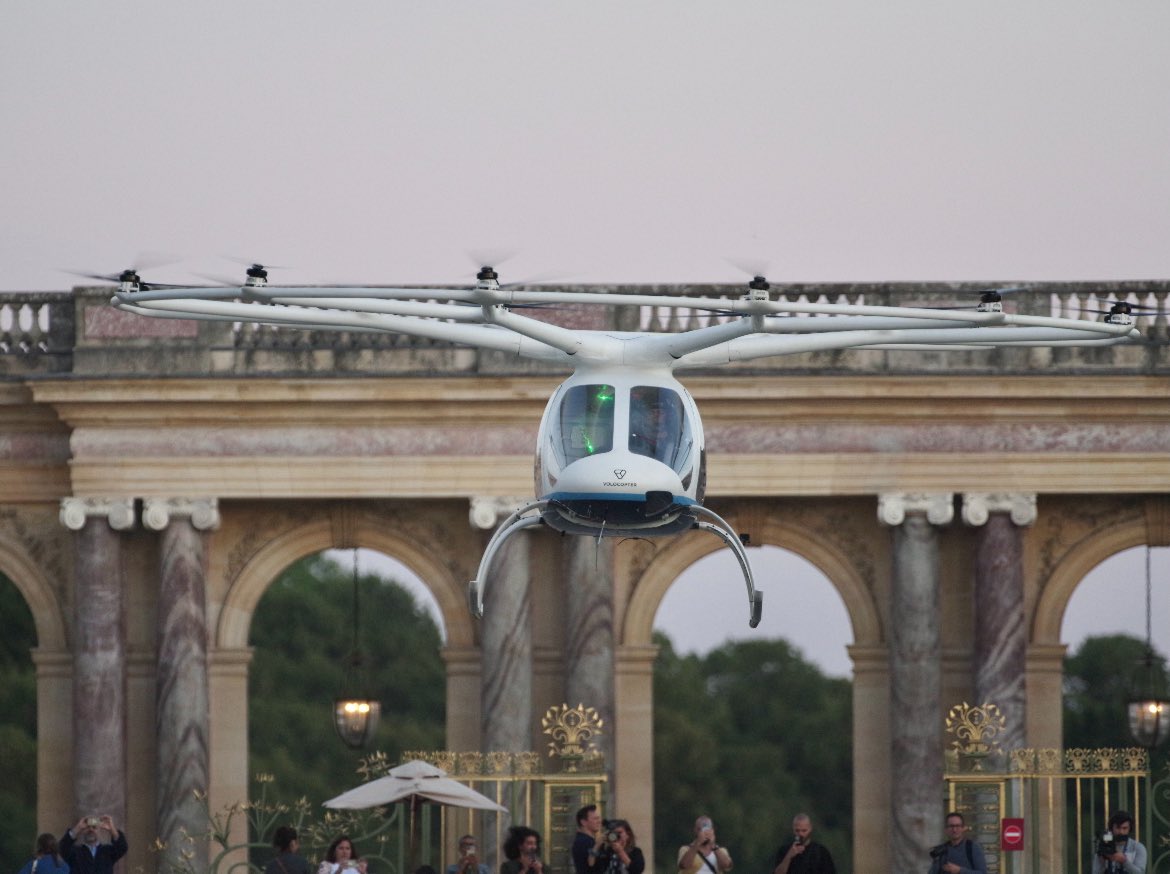 Une première : le <a href="/volocopter/">Volocopter</a> a décollé des pavés du Grand Trianon du <a href="/CVersailles/">Château de Versailles</a> , avec le soutien du <a href="/GroupeADP/">Groupe ADP</a> . Merci Mario Fourmy de #Sipa pour cette photo .