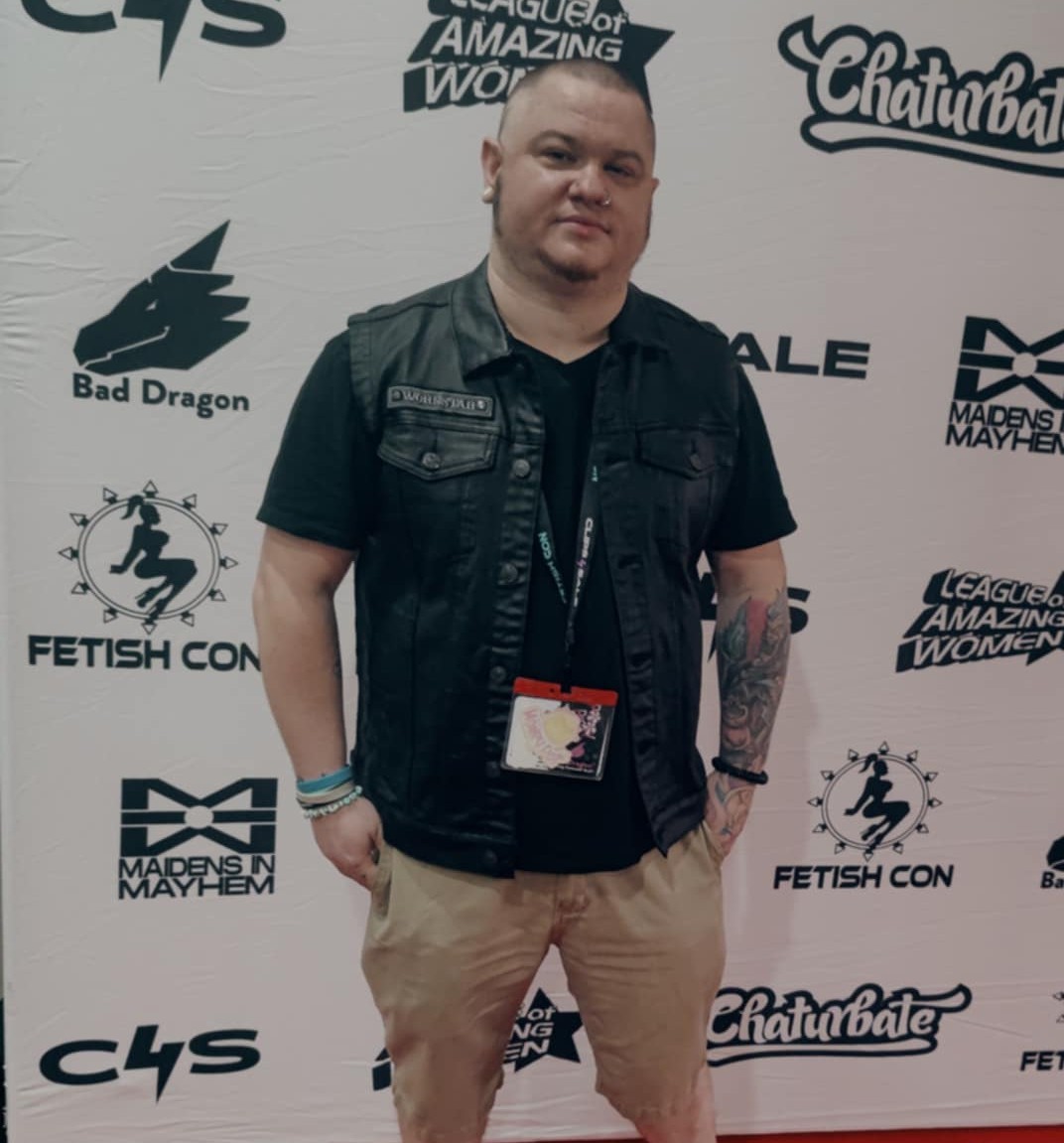 tylercrash_'s tweet photo. Got a new vest at @FetishCon today. The look feels natural and right, what do you think? I definitely had a great day w/@SlytherinBunny and friends. #FetCon #Leather #kinky #convention https://t.co/kVxREGIH2i